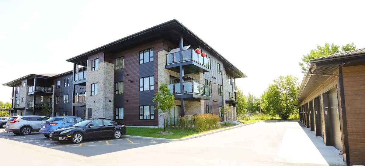 Vue d'ensemble avec stationnement et accès aux garages – projet 24 unités Ratelle & Ratelle St-Charles-Borromée