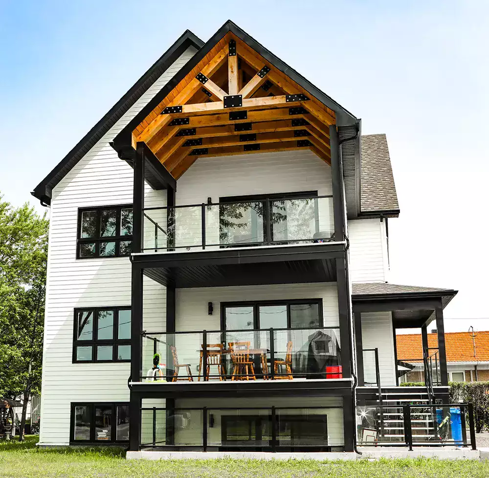 Balcon avec structure de poutres en bois et garde-corps vitrés – logements luxueux Ste-Elizabeth Lanaudière par BGC