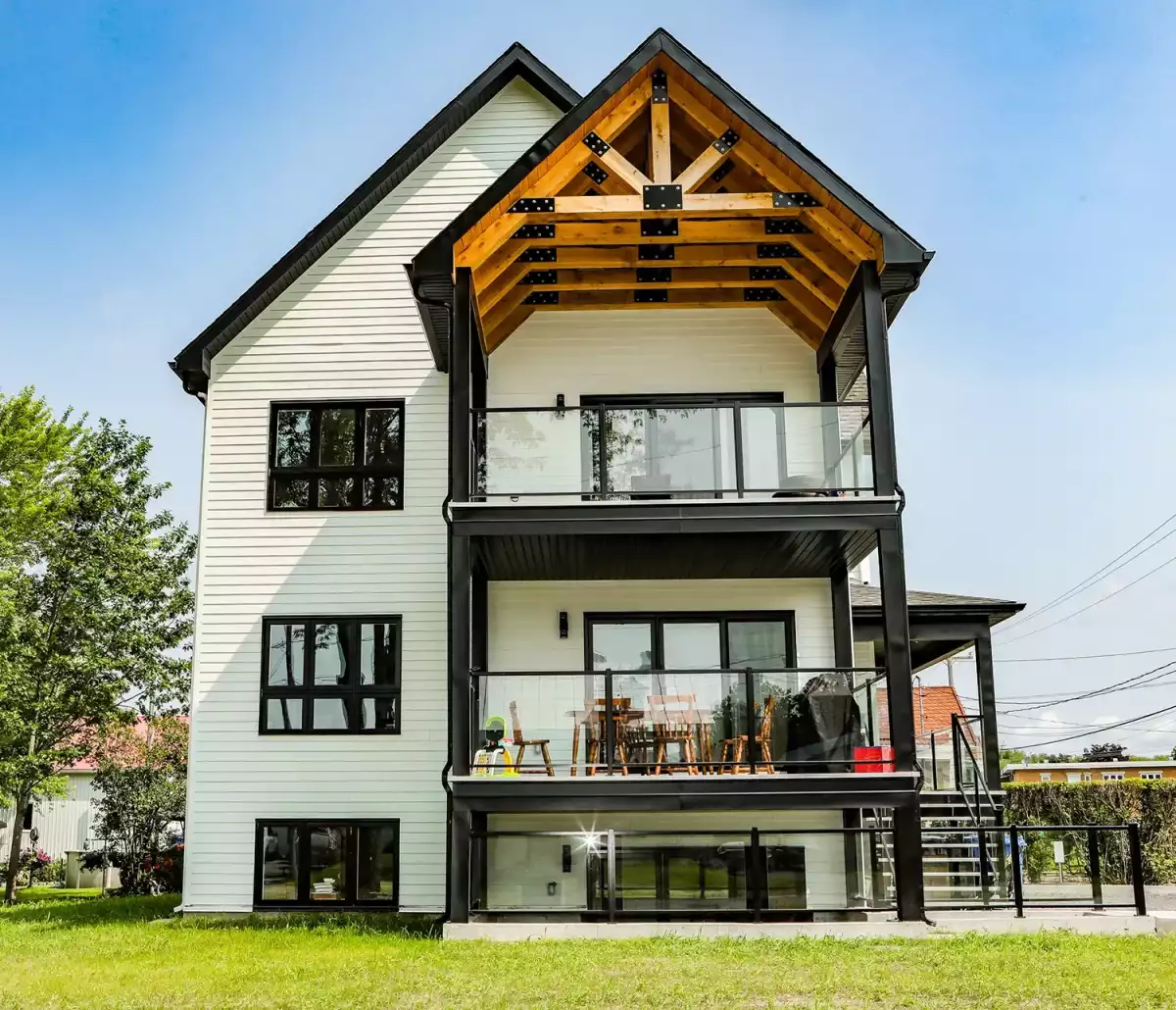 Triplex moderne avec trois niveaux de balcons vitrés et charpente de bois – projet résidentiel Ste-Elizabeth Lanaudière