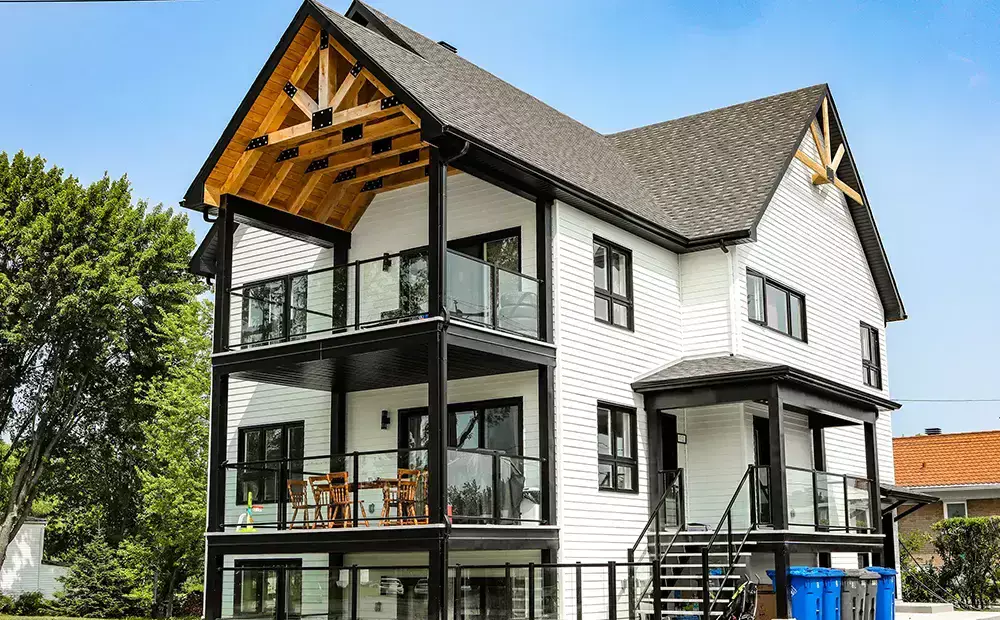 Vue latérale du triplex Louis Bérard avec balcons et escalier extérieur – construction neuve Ste-Elizabeth par BGC