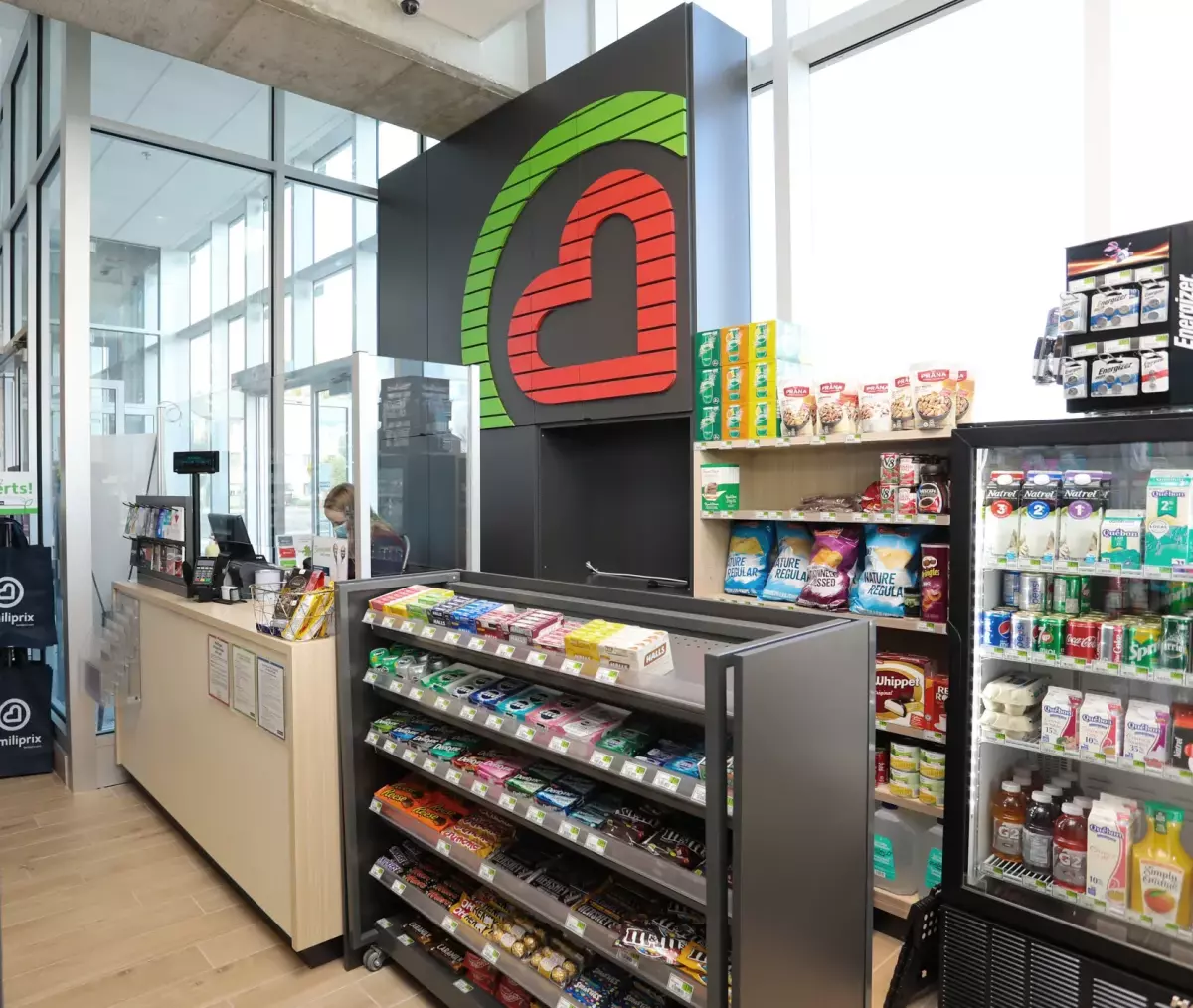 Zone des caisses avec logo Familiprix et présentoirs de friandises – aménagement commercial Joliette par BGC
