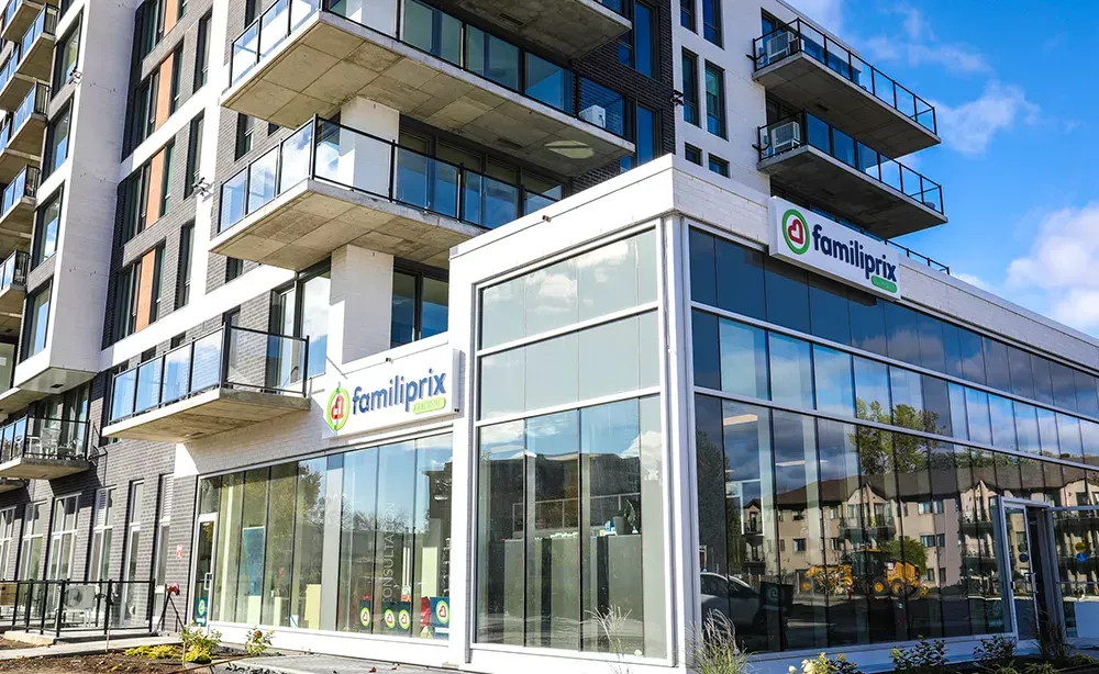 Façade vitrée moderne du commerce Familiprix dans un édifice à étages – construction commerciale Joliette par BGC