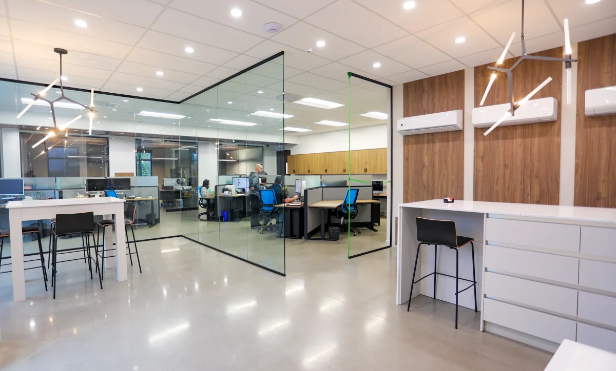 Bureaux à aire ouverte modernes avec postes de travail et accents de bois – aménagement commercial Bessette par BGC