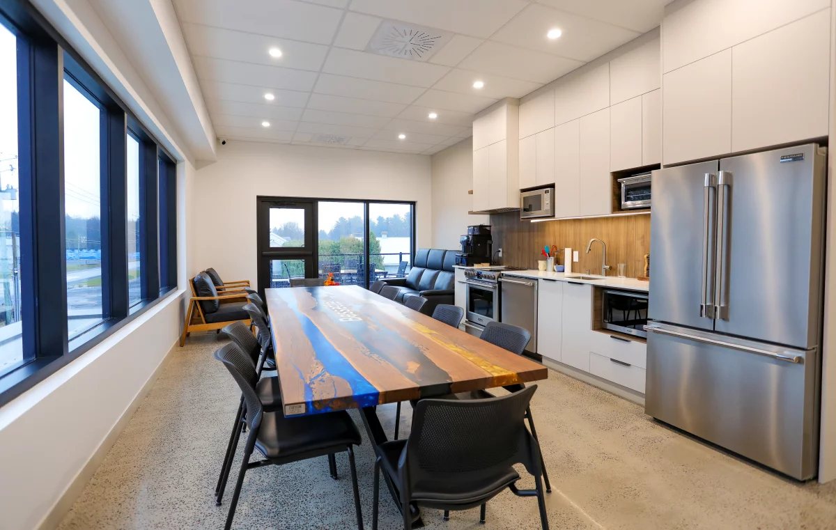 Salle de conférence avec table en bois et époxy et cuisine moderne en inox – bureaux Bessette St-Ambroise-de-Kildare