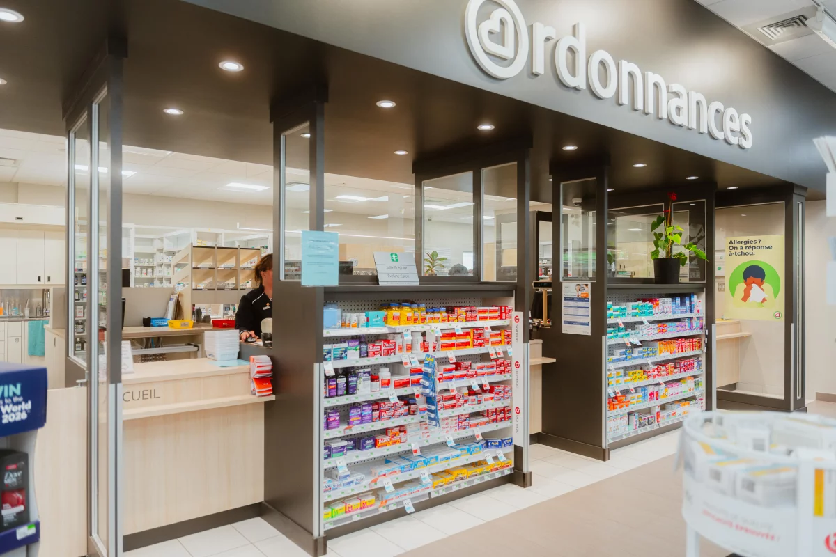 Comptoir des ordonnances Familiprix – aménagement commercial avec présentoirs intégrés par BGC Lanaudière
