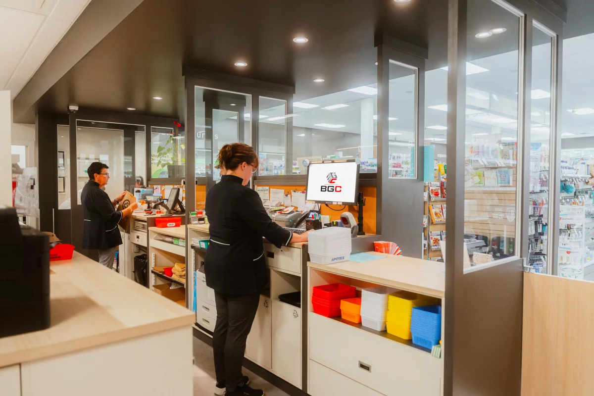 Pharmaciennes au comptoir avec cloisons vitrées – aménagement commercial BGC Lanaudière