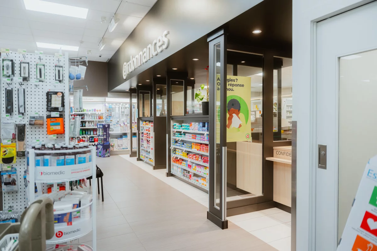 Entrée de la pharmacie avec cloisons vitrées et étalages – réaménagement intérieur BGC