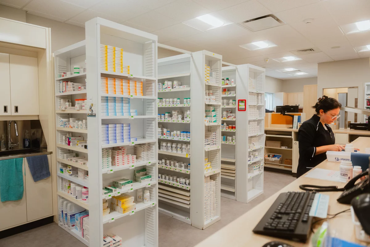 Zone de rangement avec étagères modulaires et comptoirs de préparation