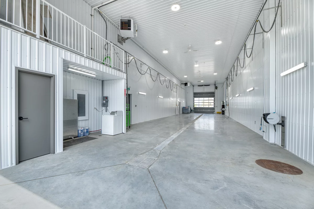 Intérieur garage Épandage YFL Joliette – construction industrielle Gestion BGC