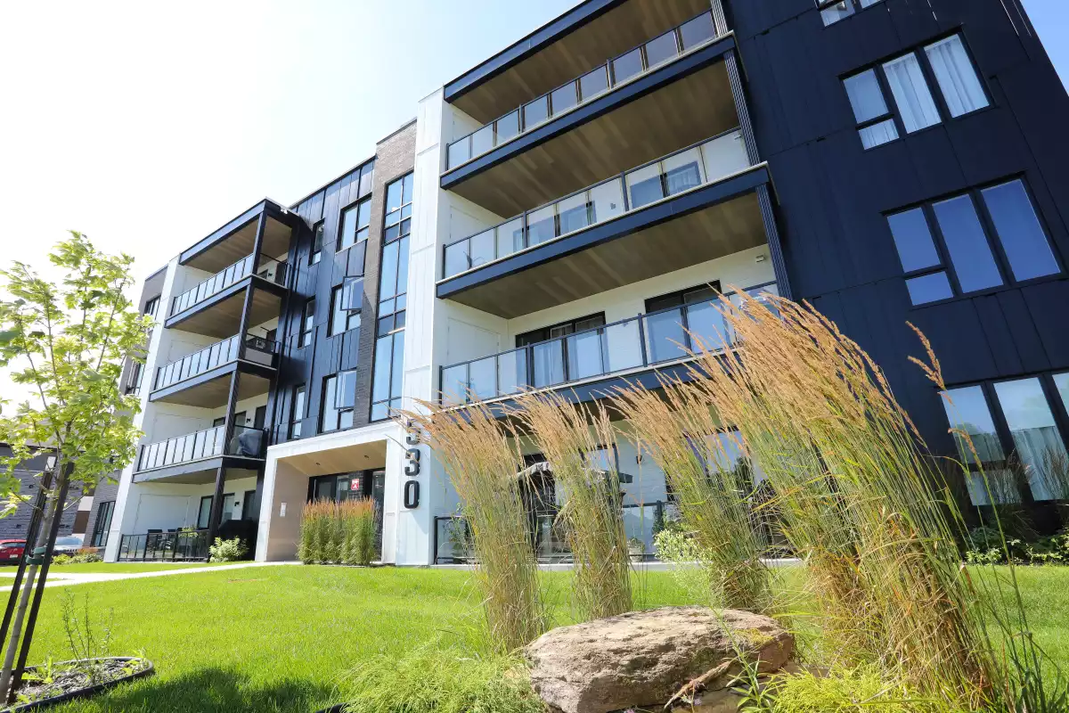 Entrée de l'immeuble Munger avec numéro civique 530 et aménagement paysager