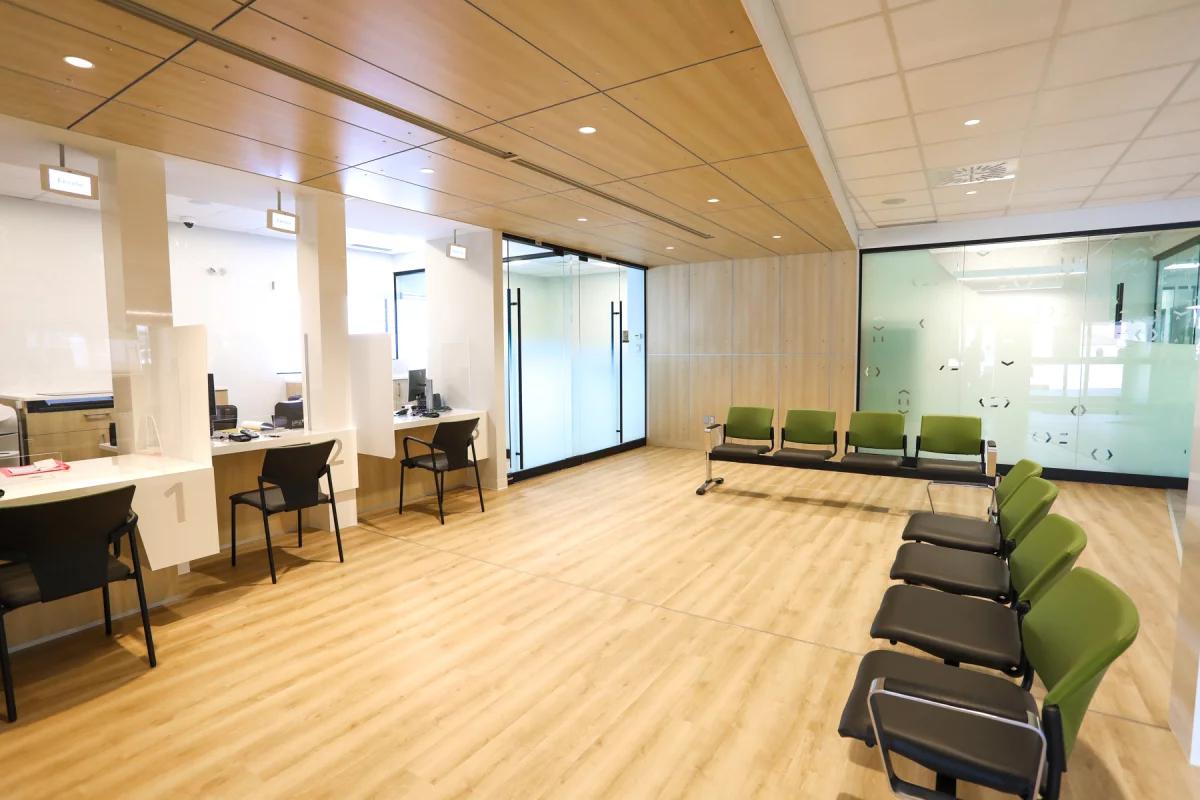 Salle d'attente et postes de travail Caisse Desjardins – construction Gestion BGC Lanaudière