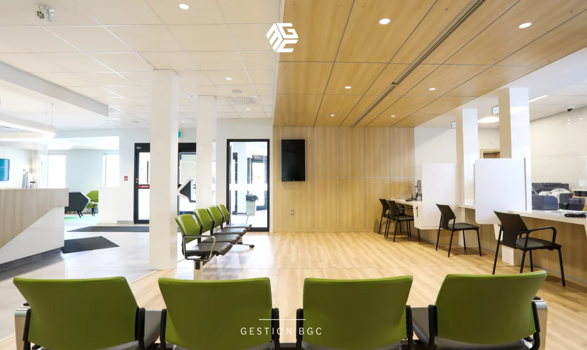 Salle d'attente Caisse Desjardins avec chaises vertes – construction Gestion BGC Joliette