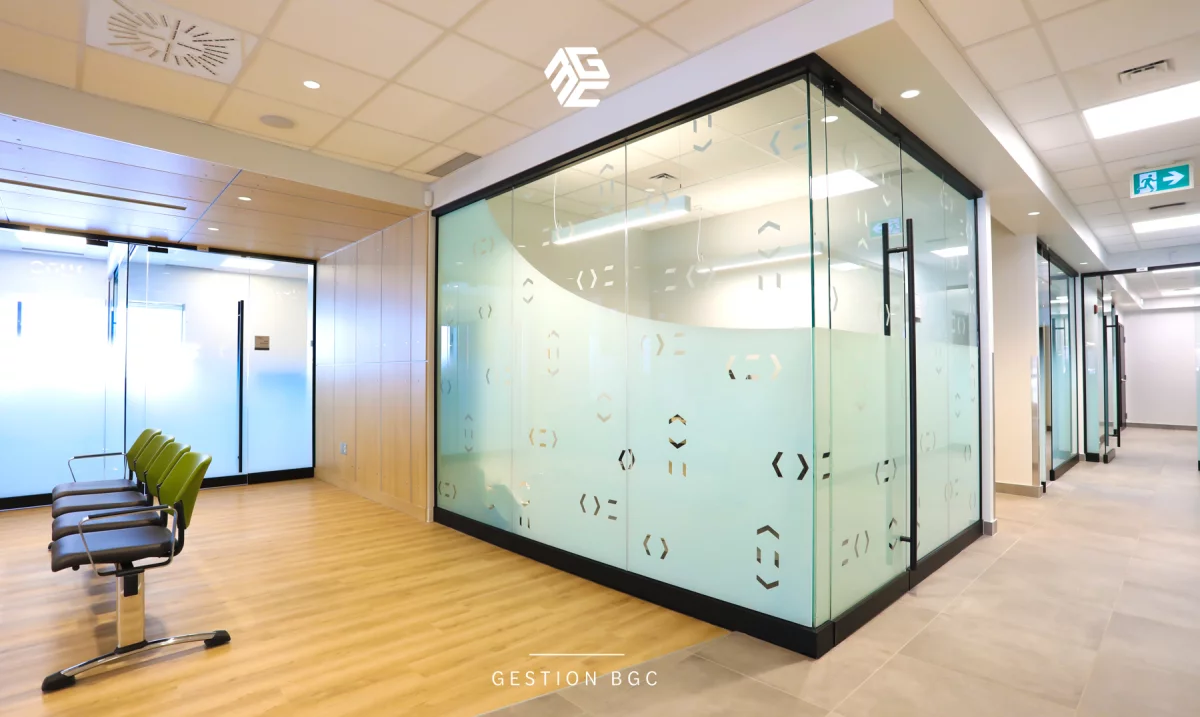Cloison vitrée décorative Caisse Desjardins – réalisation Gestion BGC entrepreneur général