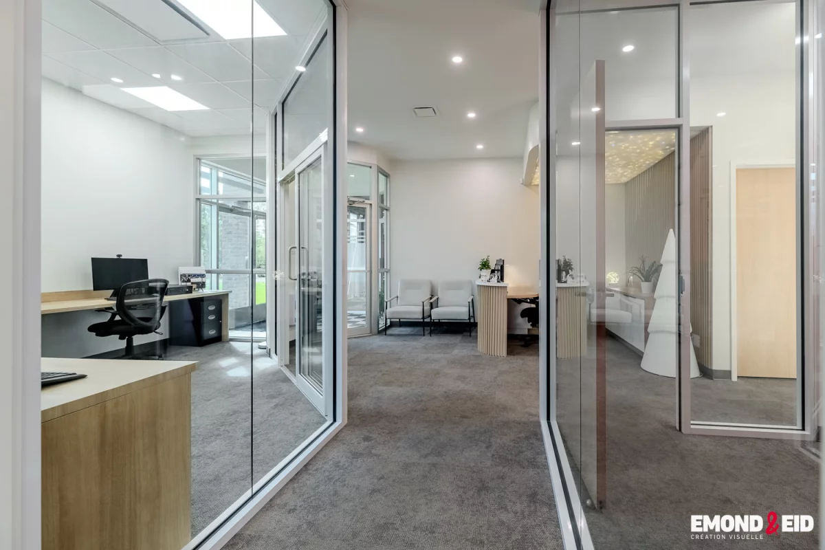 Aménagement de bureaux corporatifs avec cloisons vitrées et finitions contemporaines