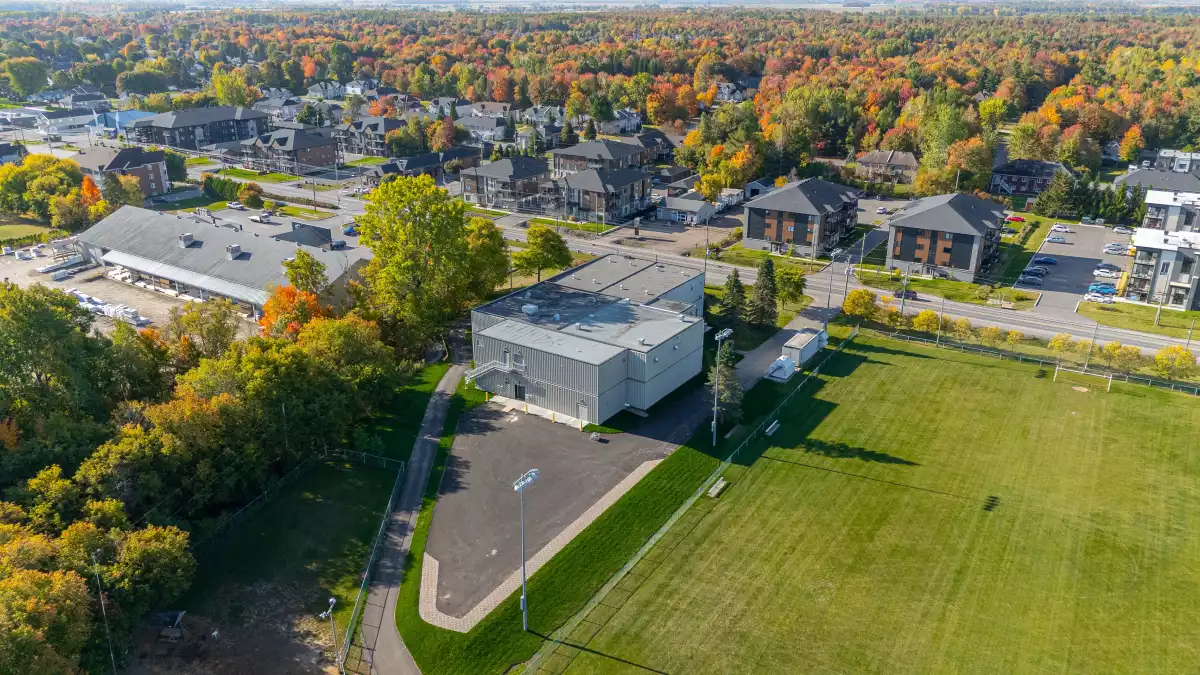 Vue aérienne du bâtiment institutionnel en automne – construction BGC Lanaudière
