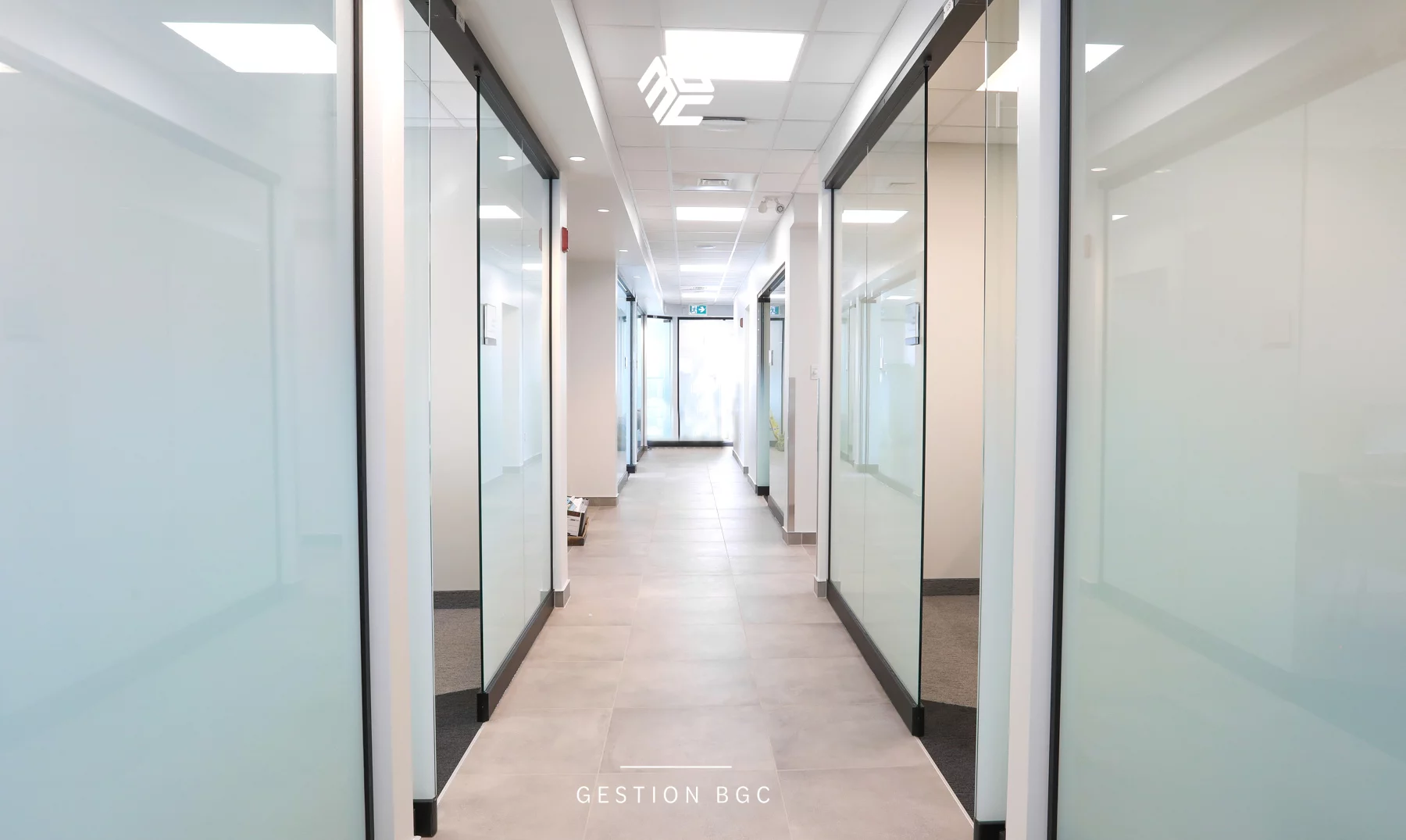 Couloir intérieur avec cloisons vitrées – construction institutionnelle Gestion BGC Joliette