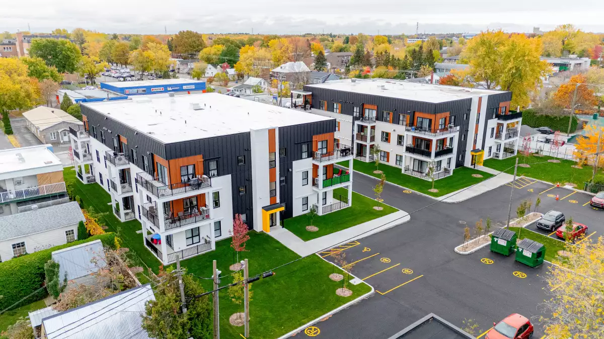 Vue aérienne du complexe multi-résidentiel avec stationnement – construction BGC Lanaudière