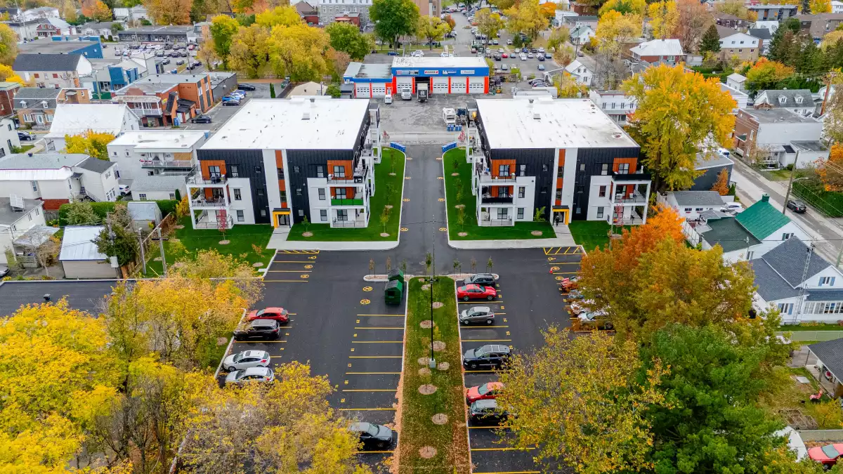 Vue aérienne des immeubles 800-820 avec façades modernes et aménagement paysager