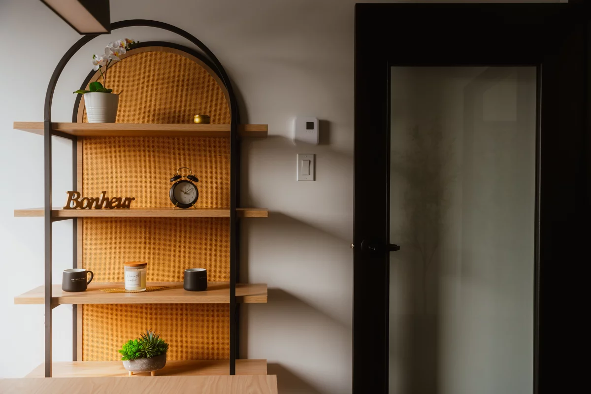 Étagère décorative en arche avec fond en rotin et porte vitrée