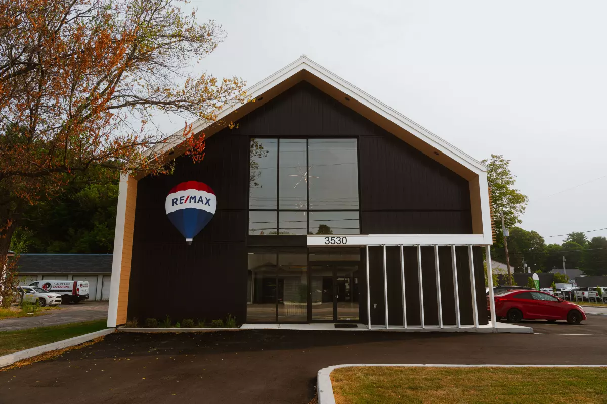 Façade principale du bureau RE/MAX Prestige – bâtiment commercial par BGC Lanaudière