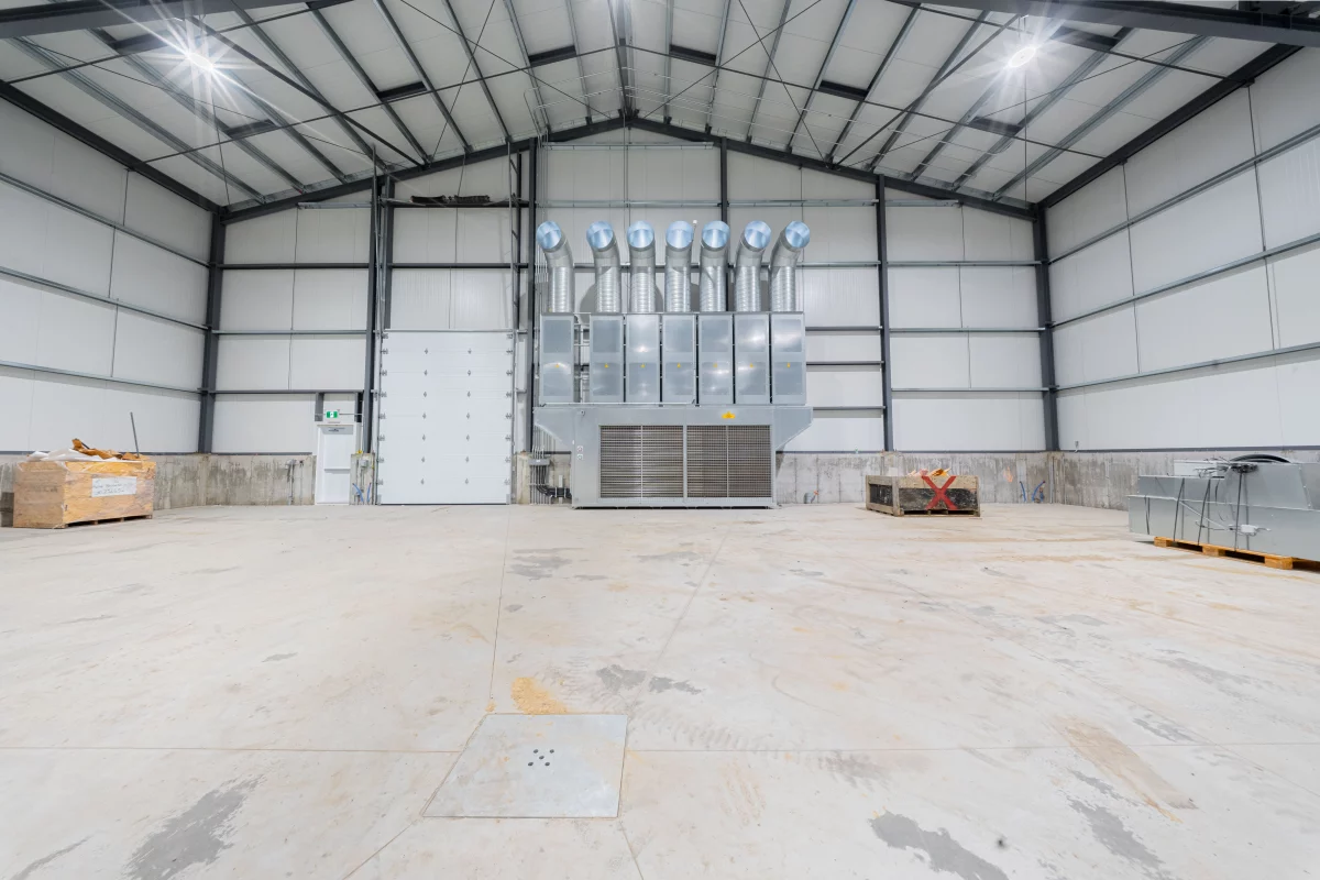 Intérieur avec mur de ventilation industrielle et structure d'acier apparente