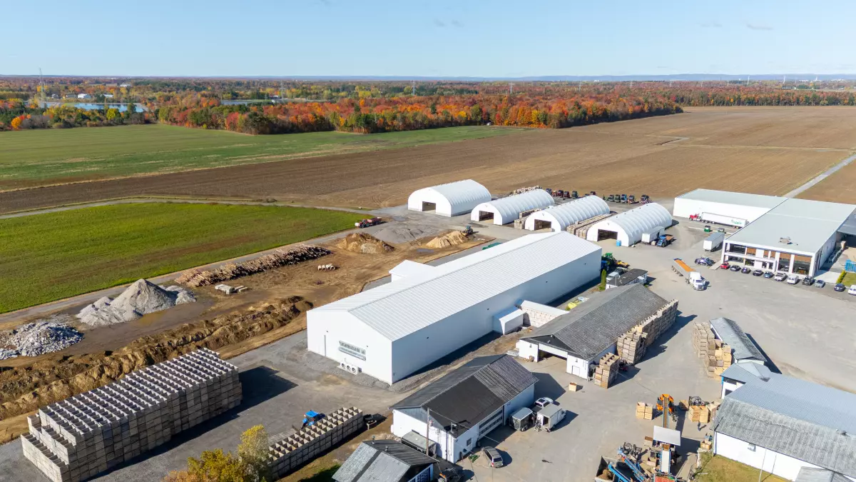 Vue aérienne du complexe agricole avec dômes et bâtiment d'acier – construction BGC
