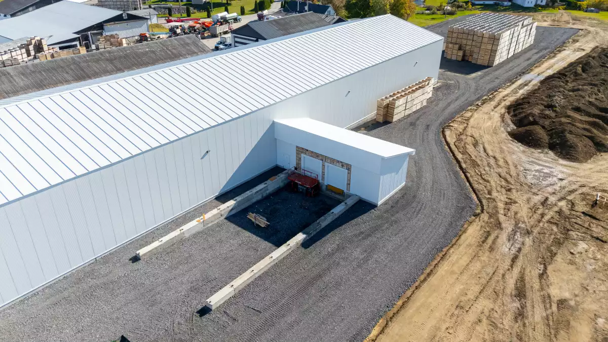 Vue aérienne du bâtiment avec doubles portes de chargement et aire de gravier