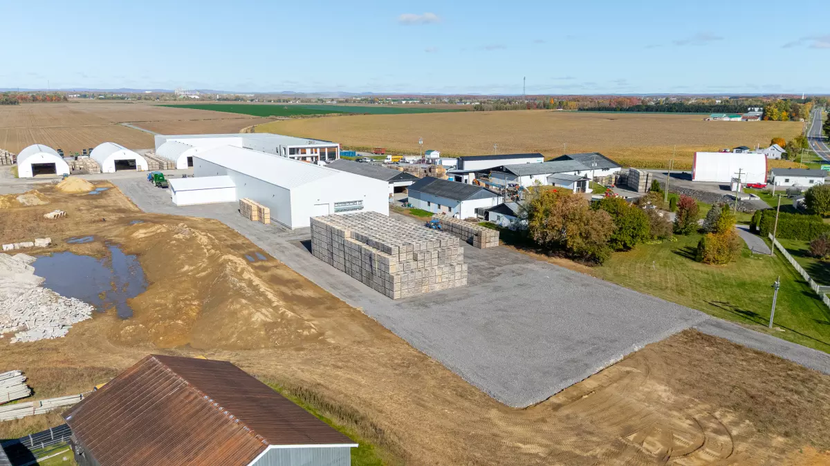 Vue aérienne d'ensemble de la Ferme Brunelle et zone d'entreposage extérieur
