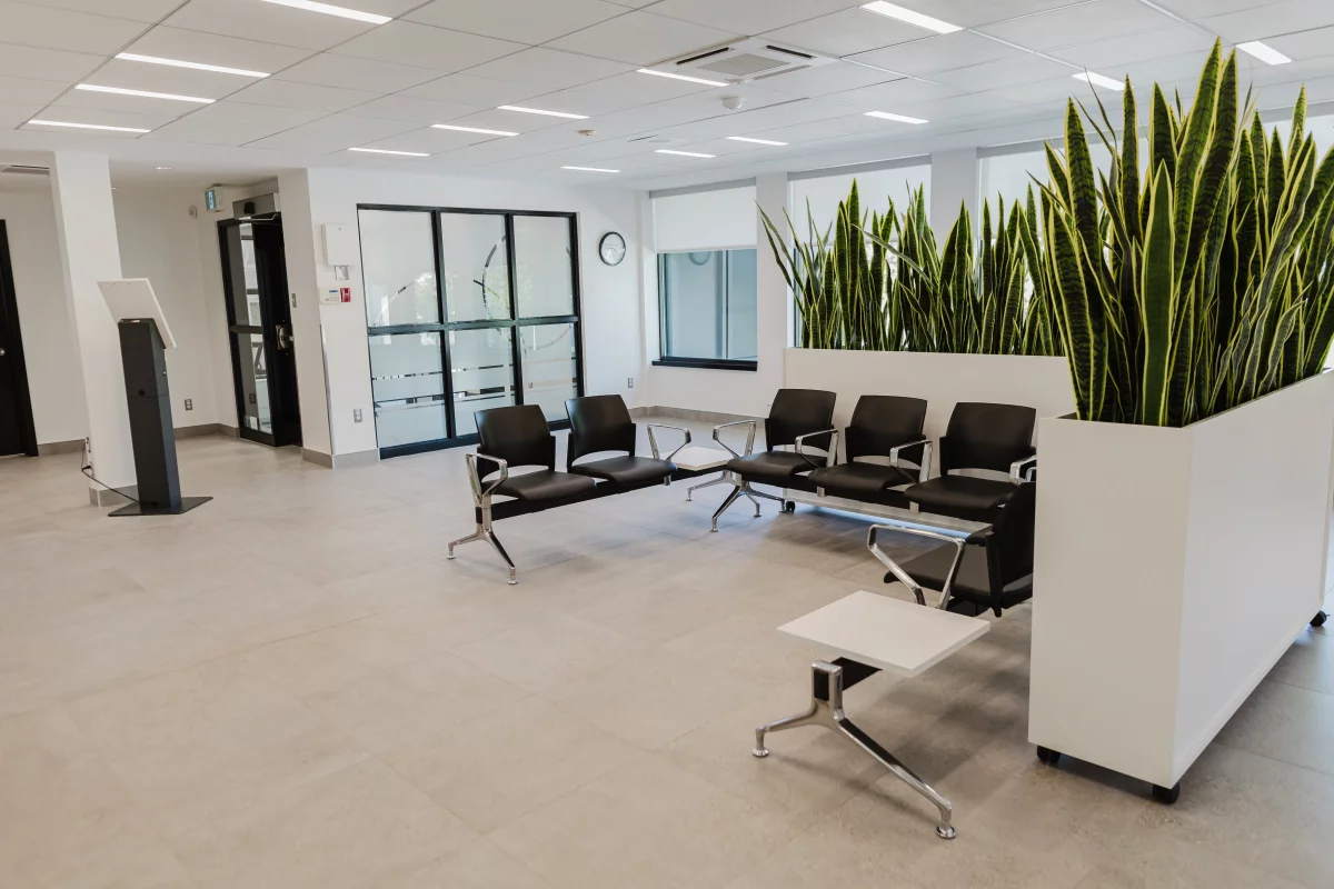 Aire d'attente Desjardins avec chaises noires, jardinières de sansevieria – BGC Lanaudière