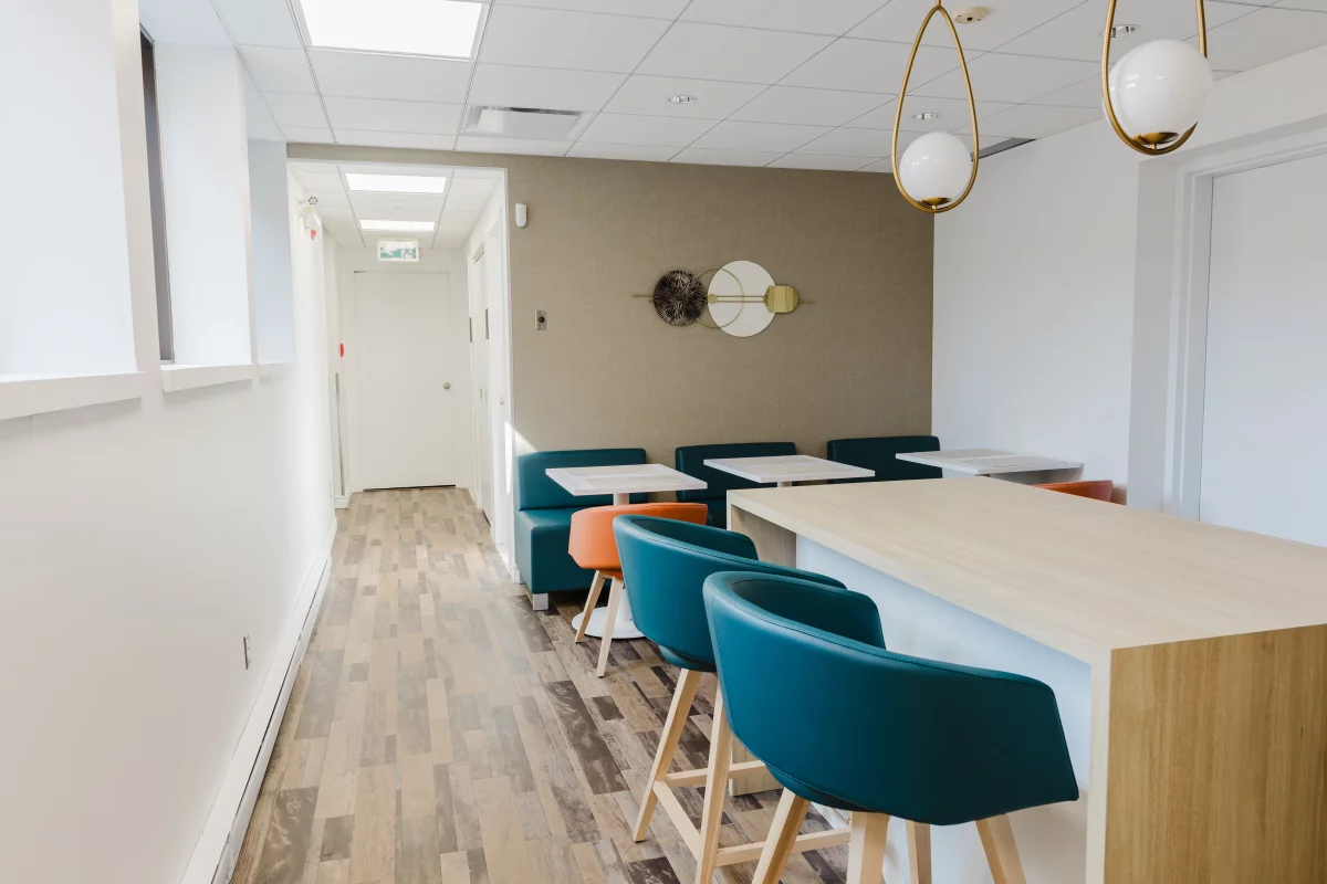 Salle de repos coin café avec tabourets turquoise – aménagement Desjardins BGC
