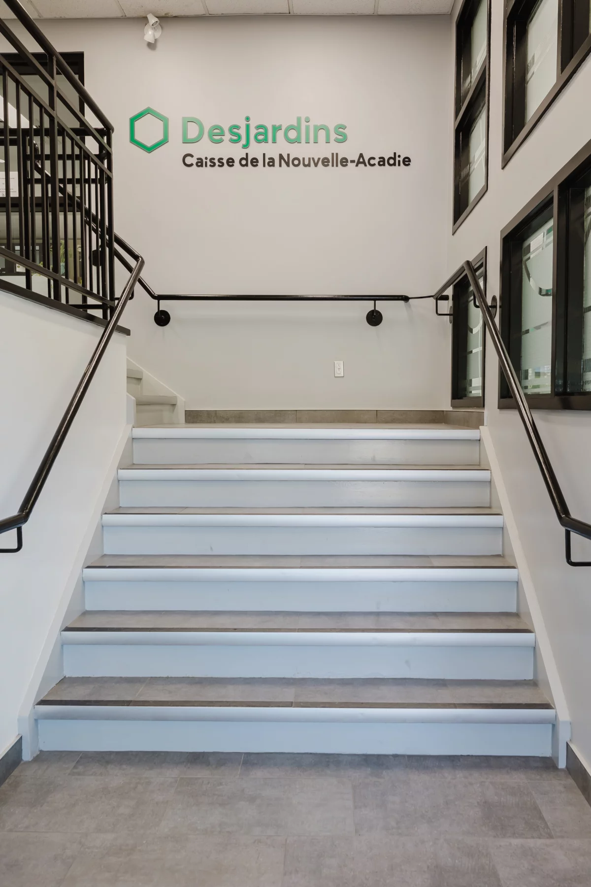 Escalier moderne avec marches grises et rampe noire – BGC Lanaudière