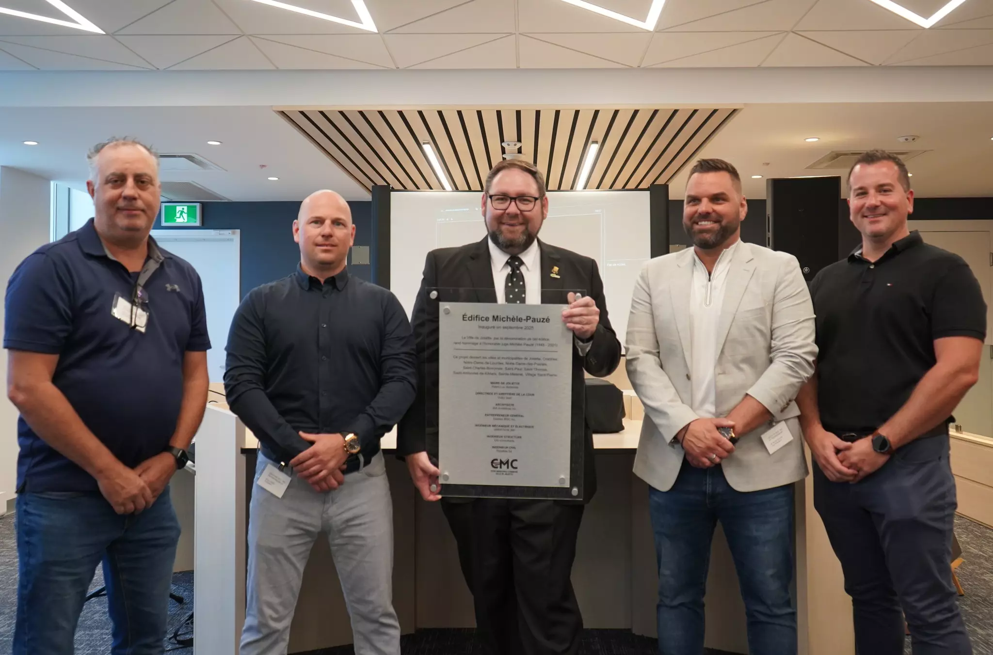Inauguration de l'Édifice Michèle-Pauzé avec plaque commémorative – équipe BGC et dignitaires à Joliette