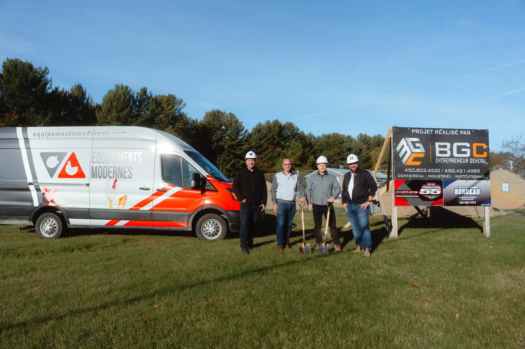 Première pelletée de terre Équipements Modernes avec panneau BGC et partenaires – projet industriel Lanaudière