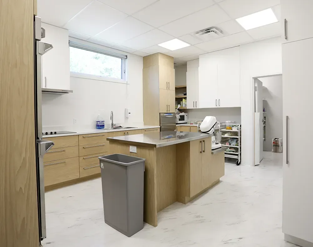 Cuisine commerciale avec comptoirs, îlot central et équipements en acier inoxydable – Garderie Maxi-Mousse