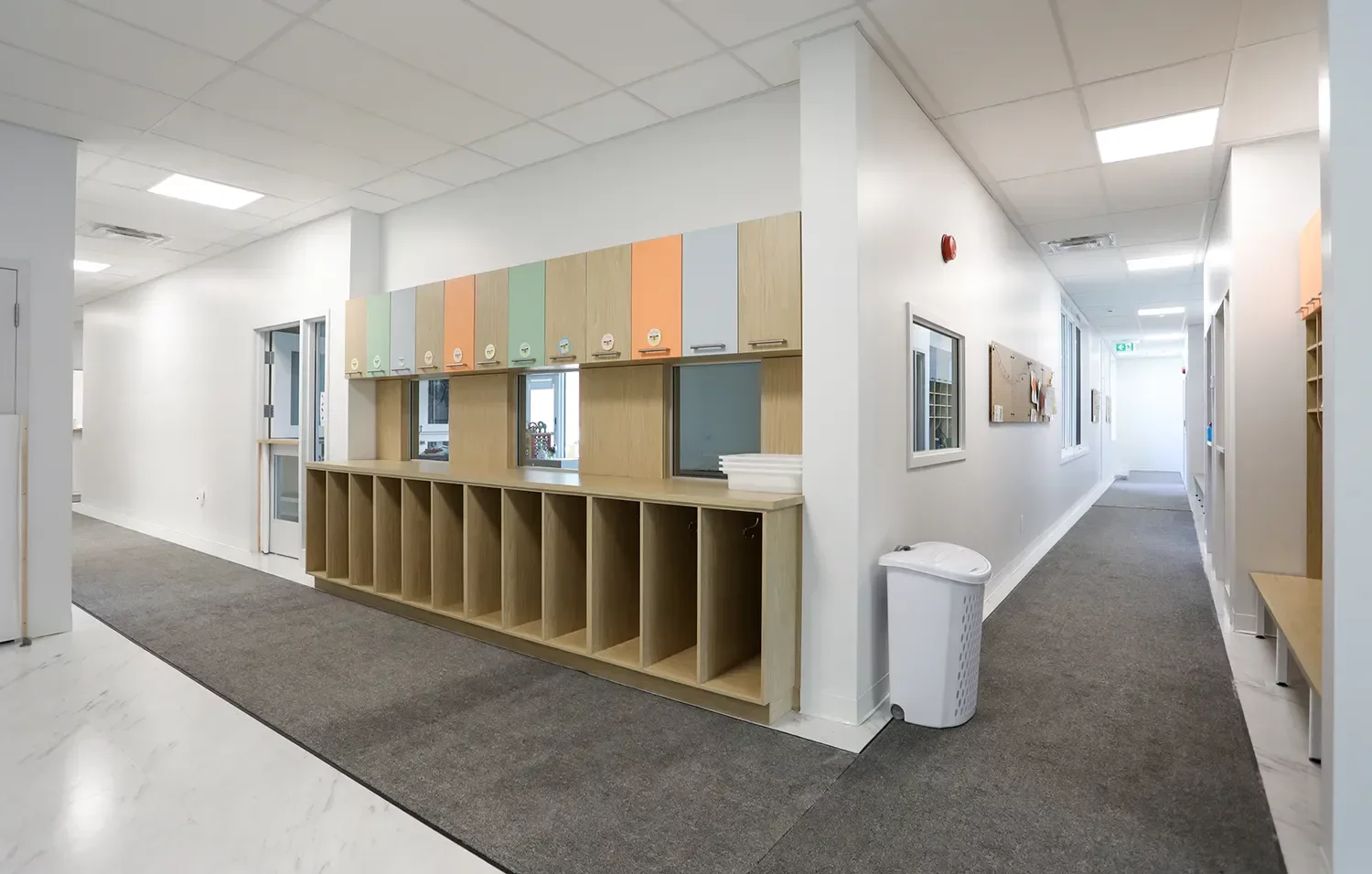 Vestiaire avec casiers en bois pour rangement des effets personnels des enfants – construction commerciale BGC