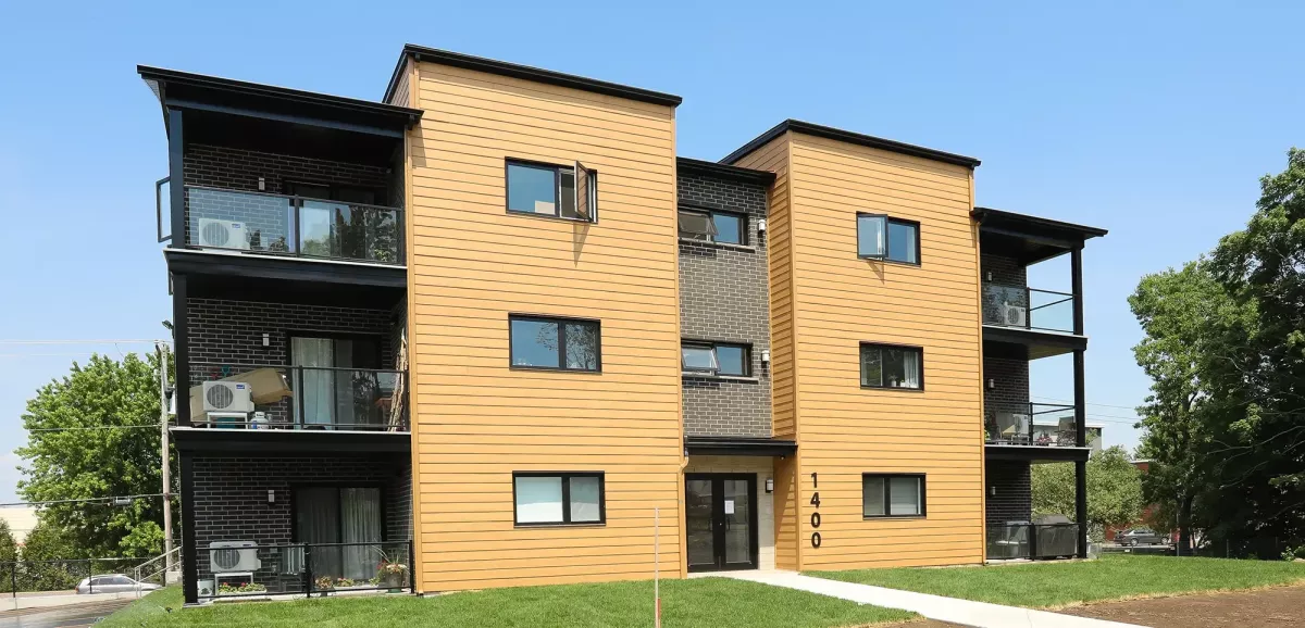 Vue latérale de l'immeuble locatif Ratelle & Ratelle avec balcons vitrés et revêtement contemporain – Joliette